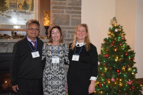 Carol Mackillop, Law’94 (middle), at the Kingston alumni reception with classmates Shai Dubey and Jennifer Ferguson, reveals what’s best about working in the city: “We have all the advantages of a close connection with Queen’s Law, and a great quality of life.” 