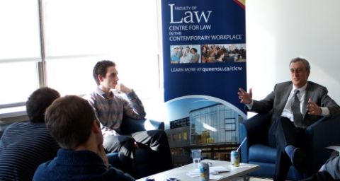 Steve Shamie, Law’86, managing partner at Hicks Morley, has a discussion with Queen’s Law students about working in a management-side labour and employment law firm.