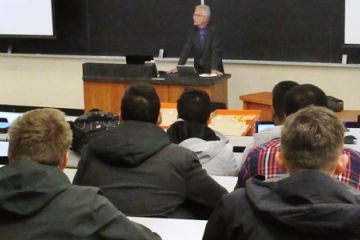 Law Society of Ontario bencher Peter Wardle, Law’84, spoke with Queen’s Law students on October 1 about the important question, “Should We Get Rid of Articling?” 