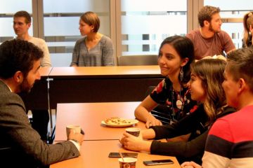 During the Queen’s Venture Law Society launch event lunchbreak, guest speaker Mark Asfar, Law’17 (Artsci’14), talks to Queen’s Law students about his experience working with entrepreneurial law firm Momentum Law. 