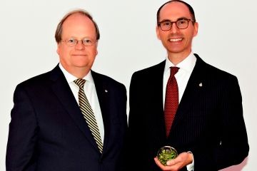 The Honourable Thomas Cromwell, Law’76, LLD’10, presents the Justice Thomas Cromwell Distinguished Public Service Award to Owen Rees, Law’02, at a Queen’s Law alumni reception held in the Ottawa Art Gallery. (Photo by Lindsey Gibeau)