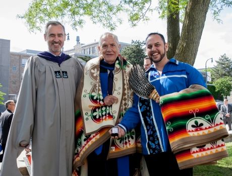 Jason Mercredi, Law’18 (far right), displays his Dean’s Key while posing with Dean Bill Flanagan and honorary degree recipient Douglas Cardinal outside Grant Hall following the Queen’s Law Spring 2018 Convocation ceremony. (Photo by Greg Black) Jason Mercredi, Law’18 (far right), displays his Dean’s Key while posing with Dean Bill Flanagan and honorary degree recipient Douglas Cardinal outside Grant Hall following the Queen’s Law Spring 2018 Convocation ceremony. (Photo by Greg Black)
