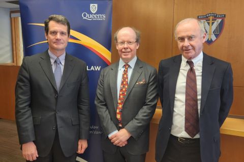 Rob Frater, Law’84, this year’s McCarthy Tétrault LLP Lecture on Ethics and Professionalism, was introduced by Dean Mark Walters and Paul Steep. Rob Frater, Law’84, this year’s McCarthy Tétrault LLP Lecture on Ethics and Professionalism, was introduced by Dean Mark Walters and Paul Steep.
