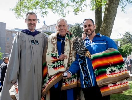 Jason Mercredi, Law’18 (far right), displays his Dean’s Key while posing with Dean Bill Flanagan and honorary degree recipient Douglas Cardinal outside Grant Hall following the Queen’s Law Spring 2018 Convocation ceremony. (Photo by Greg Black)