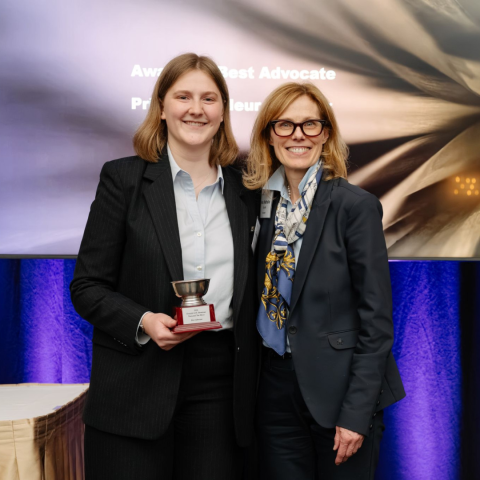 Samantha Curry, Law’26, accepts the Bowman Tax Moot Best Advocate award from Justice Nathalie Goyette of the Federal Court of Appeal.