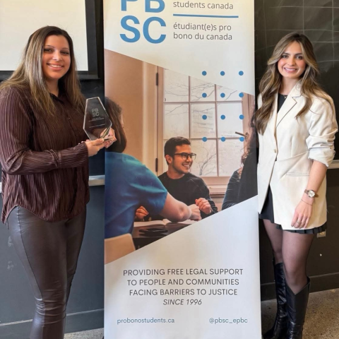 Bobbie Alvernaz Law’25, accepts Pro Bono Students Canada’s Chief Justice Richard Wagner Award from PBSC Coordinator Kira Petriello Law’25, at the Queen’s chapter’s volunteer appreciation event in the student lounge. Bobbie Alvernaz Law’25, accepts Pro Bono Students Canada’s Chief Justice Richard Wagner Award from PBSC Coordinator Kira Petriello Law’25, at the Queen’s chapter’s volunteer appreciation event in the student lounge.
