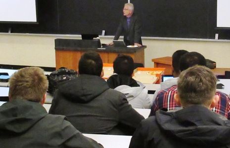 Law Society of Ontario bencher Peter Wardle, Law’84, spoke with Queen’s Law students on October 1 about the important question, “Should We Get Rid of Articling?” 