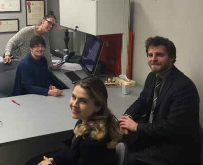 QLA’s Jodie-Lee Primeau (standing), Susan Charlesworth, Law’81, Olga Michtchouk, Law’18, and articling student William McDiarmid, Law’16 at the Queen’s Law Clinics in downtown Kingston.