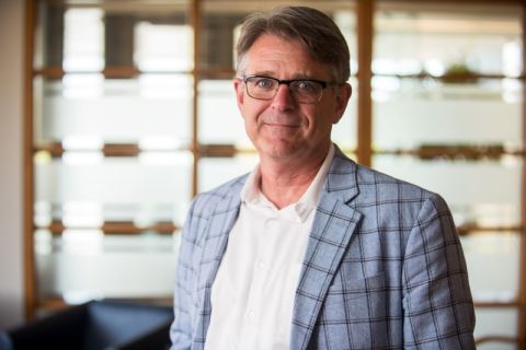 Assistant Dean Phil Drew, Law’00, LLM’12, brings a wealth of experience to his new administrative role overseeing JD and Graduate Studies at Queen’s Law. Assistant Dean Phil Drew, Law’00, LLM’12, brings a wealth of experience to his new administrative role overseeing JD and Graduate Studies at Queen’s Law.