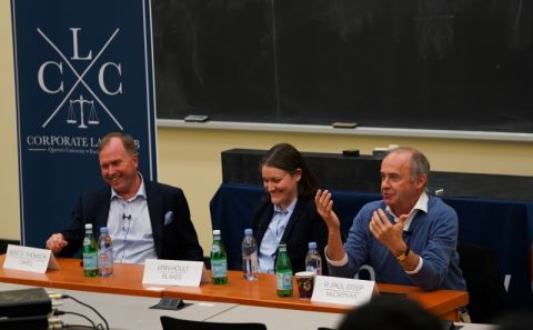 Law’80 Careers in Business Law panelists Kent Thomson, Law’82, Erin Hoult and Paul Steep, Law’80, speak with students about the Future of Corporate Litigation. (Photo by Amir Heidari)