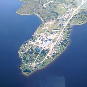 A view of Kitchenuhmaykoosib Inninuwug First Nation from the air.