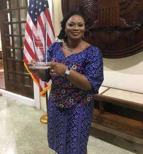 Charlotte Osei, LLM’96, accepts the U.S. Embassy’s Women of Courage Award at a cocktail reception in Accra, Ghana, on Aug. 22.