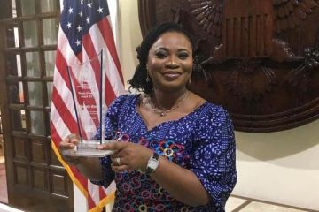 Charlotte Osei, LLM’96, accepts the U.S. Embassy’s Women of Courage Award at a cocktail reception in Accra, Ghana, on Aug. 22.